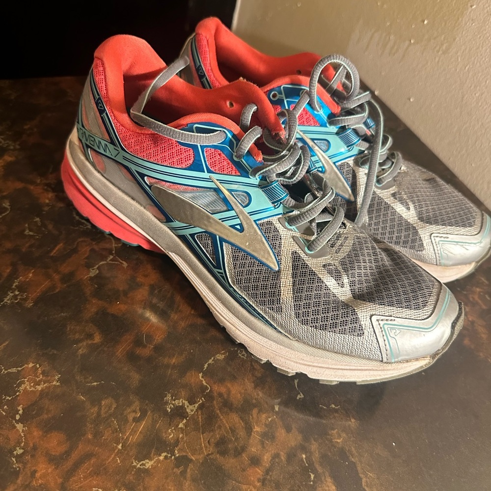 Women’s brooks